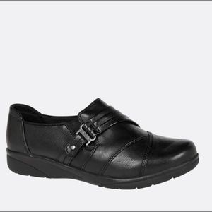 Doris Round Toe Slip- on Flat